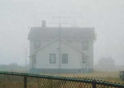 Foto de referencia de una casa en la niebla